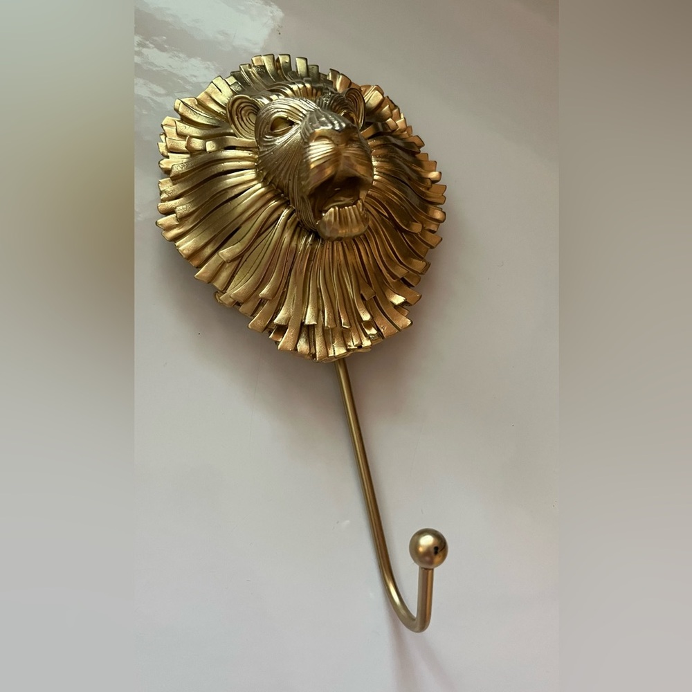 Gold lion wall hook